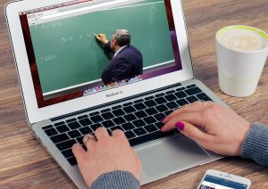 Cari platform terbaik buat bikin kelas online? 