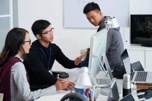 Ilustrasi alat otomatisasi kreatif yang membantu mempercepat pembuatan konten dan meningkatkan efisiensi dalam pemasaran digital.