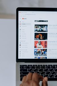 Thumbnail YouTube menarik menggunakan tools AI yang mendukung desain cepat dan efektif, menunjukkan proses pembuatan gambar yang eye-catching
