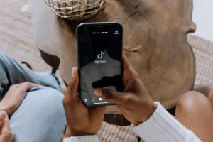 ilustrasi konten TikTok yang viral dengan bantuan AI