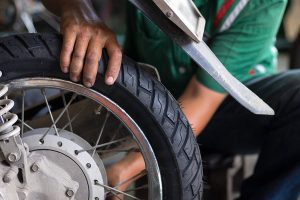 Periksa Tekanan Ban Motor