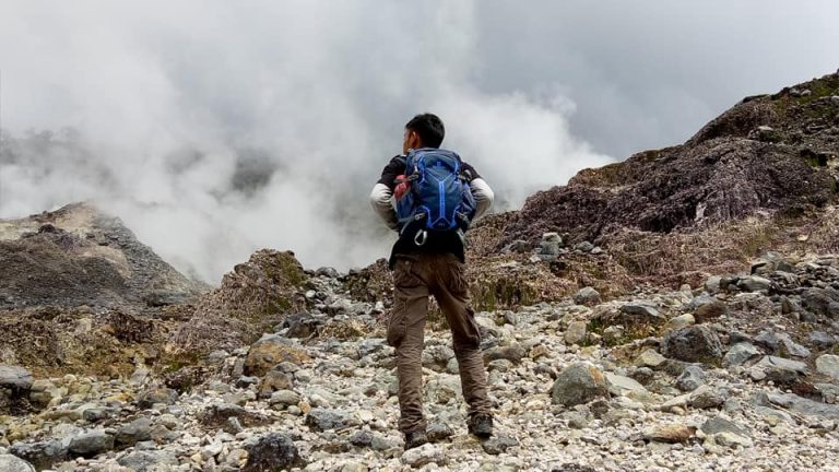 Kawah Ratu Salak, Pendakian Ringan dengan View Belerang yang Instagramable