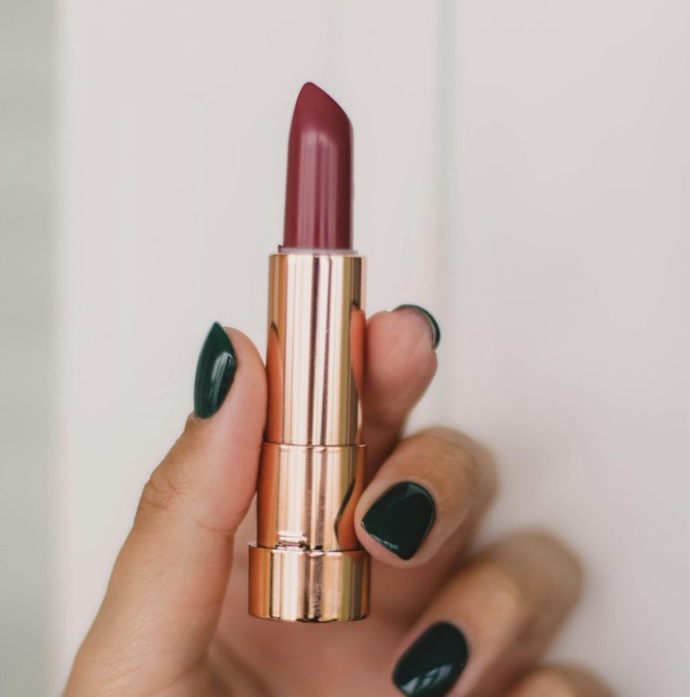 14 Rekomendasi Lipstik Tahan Lama 2025 Untuk Cantik Mempesona