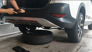 cara membuka ban serep Toyota Rush