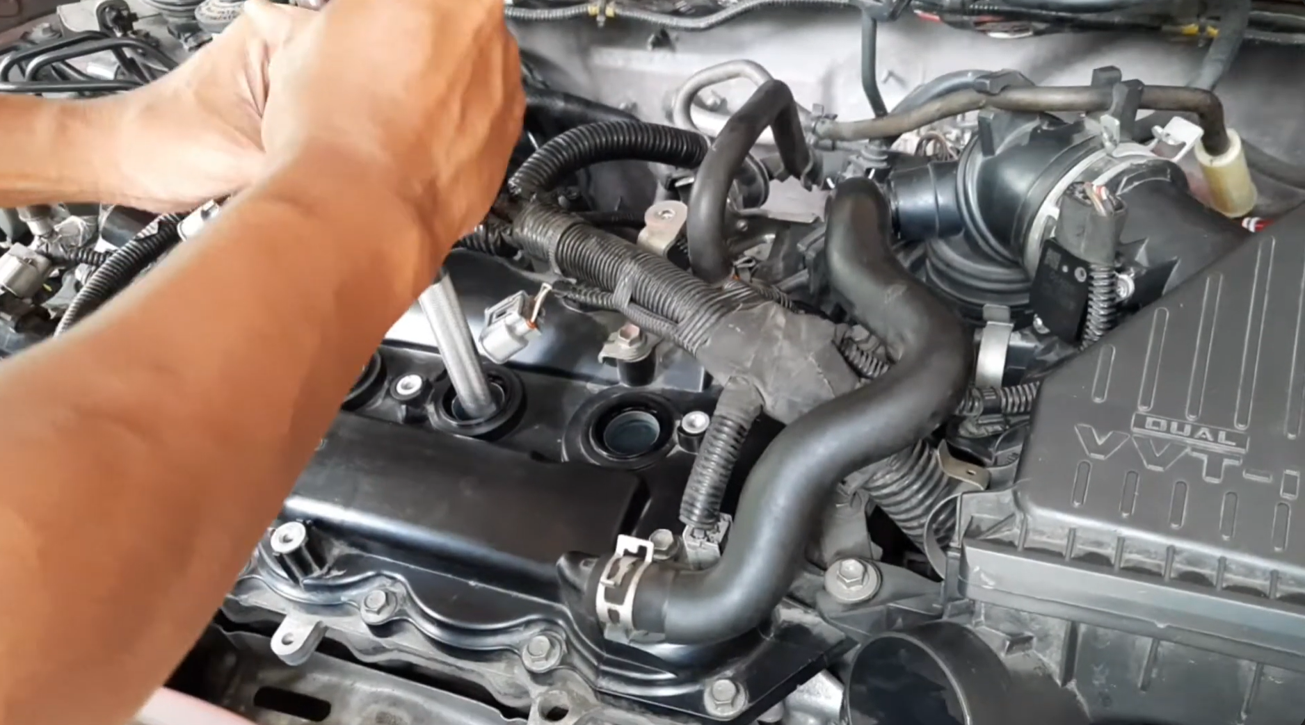 cara mengganti busi Agya